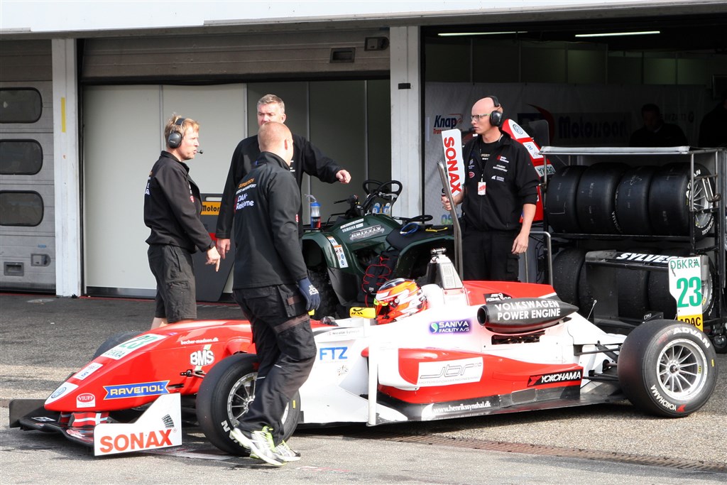Nicolai Sylvest klar i pitlane på F1-banen Hockenheimring
(Foto: Sylvest Motorsport)